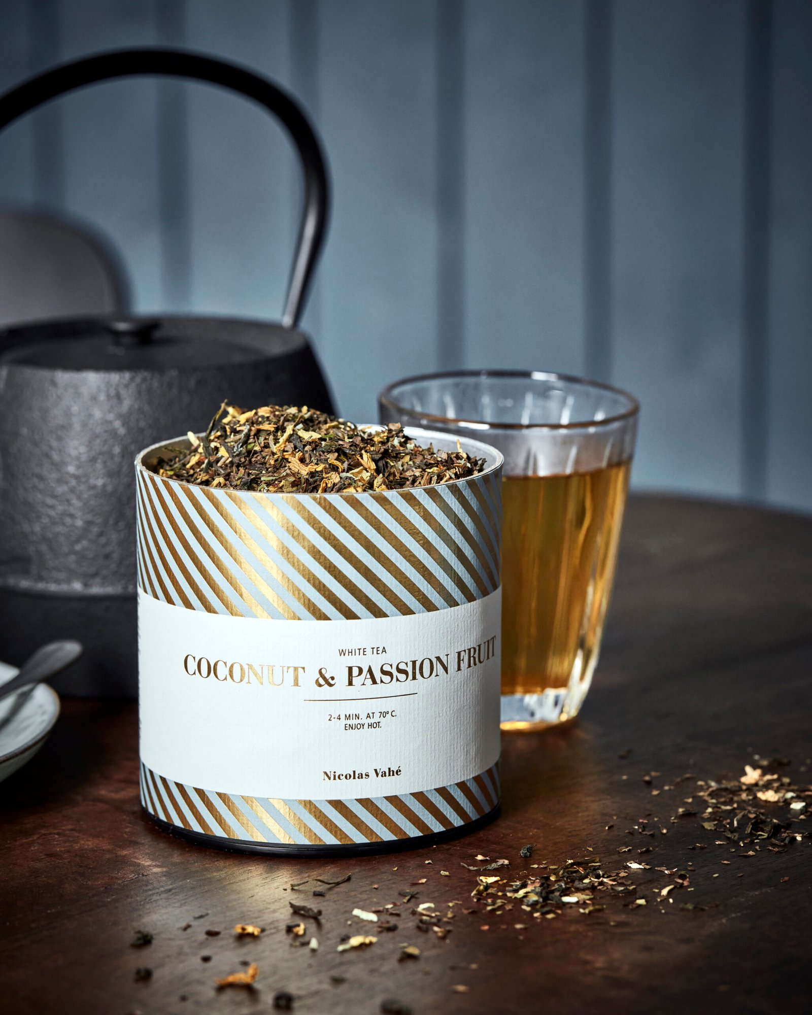 BALTOJI ARBATA SU KOKOSU IR PASIFLORAIS